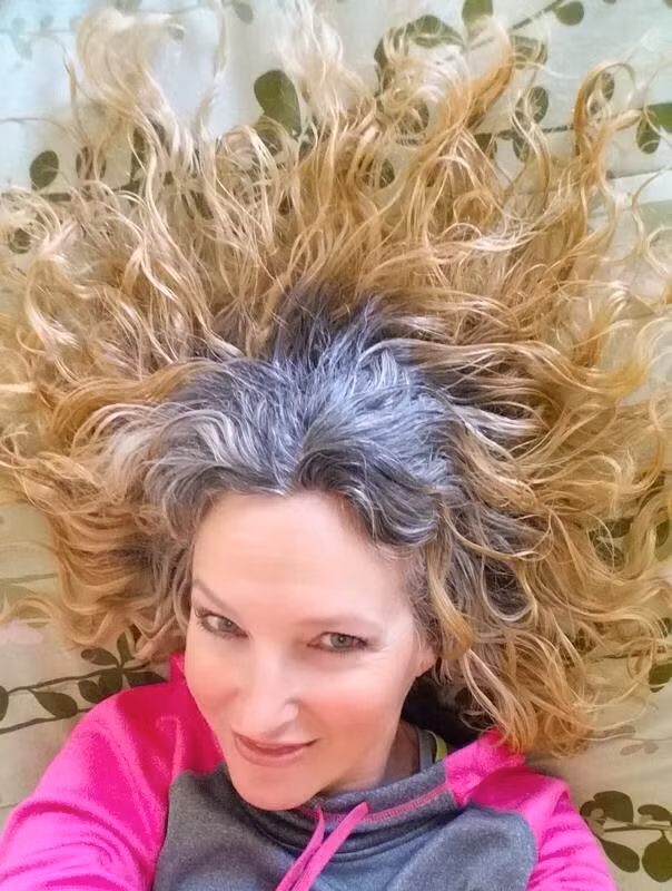 Hiện nay, chưa có bất kỳ loại thuốc nào có thể điều trị tận gốc tóc bạc. (Nguồn Pinimg)