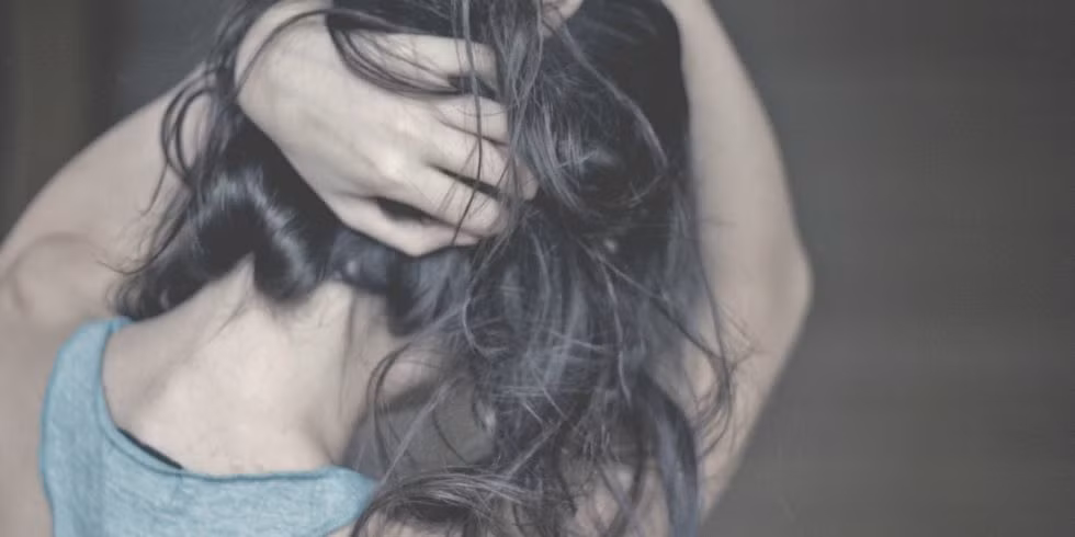 Nguy cơ đầu tiên khi bạn nhổ tóc bạc đó là nó khiến bạn nhanh chóng đối mặt với nguy cơ...hói đầu. (Nguồn Ghk)