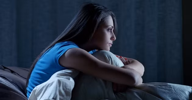 Ở phụ nữ, ngủ không đủ giấc còn ảnh hưởng đến tâm trạng của họ, khiến họ bị căng thẳng và dễ nổi cáu. Họ thờ ơ với các mối quan hệ và ham muốn tình dục vì thế mà cũng giảm theo. (Nguồn Salemwebnetwork)