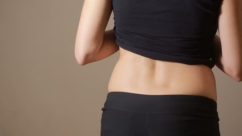 Dấu hiệu của bệnh nhiễm trùng đường tiết niệu bao gồm: rò rỉ nước tiểu, bí tiểu, nước tiểu có mùi và màu sậm. (Nguồn Picdn)