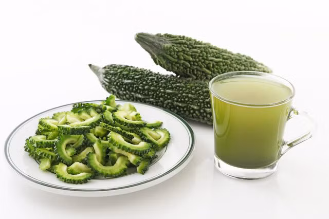 Mặt nạ trị mụn. Rửa sạch mướp đắng và thái thành lát mỏng sau đó để vào ngăn đá tủ lạnh 10 phút. Dùng những lát mướp đắng này chà nhẹ lên các nốt mụn mỗi tối. Ảnh: LEAFtv.