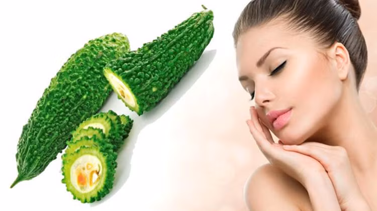 Mặt nạ dưỡng trắng. Xay nhuyễn nửa quả mướp đắng đã rửa sạch, bỏ hạt, đem trộn với nước cốt của nửa quả chanh và thêm 1 sữa tươi không đường vừa đủ để hỗn hợp có dạng sền sệt. Ảnh:FashionLady.