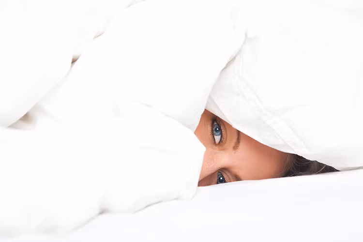 Ngoài ra, trùm chăn kín khi ngủ đồng nghĩa với việc bạn sẽ hít phải những chất có hại của chính cơ thể mình thải ra, từ đó ảnh hưởng đến chất lượng giấc ngủ, gây uể oải khi thức dậy. (Nguồn Sleepsugar)
