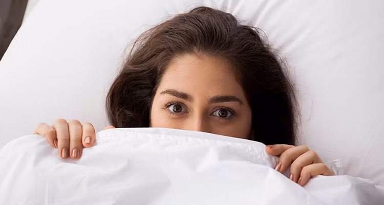 Nguy hiểm hơn, nếu tình trạng thiếu dưỡng khí kéo dài sẽ dẫn đến não bị thiếu máu, các tế bào não bị tổn thương, từ đó dẫn đến giảm trí nhớ và khả năng lao động trí óc. (Nguồn Sleepsugar)