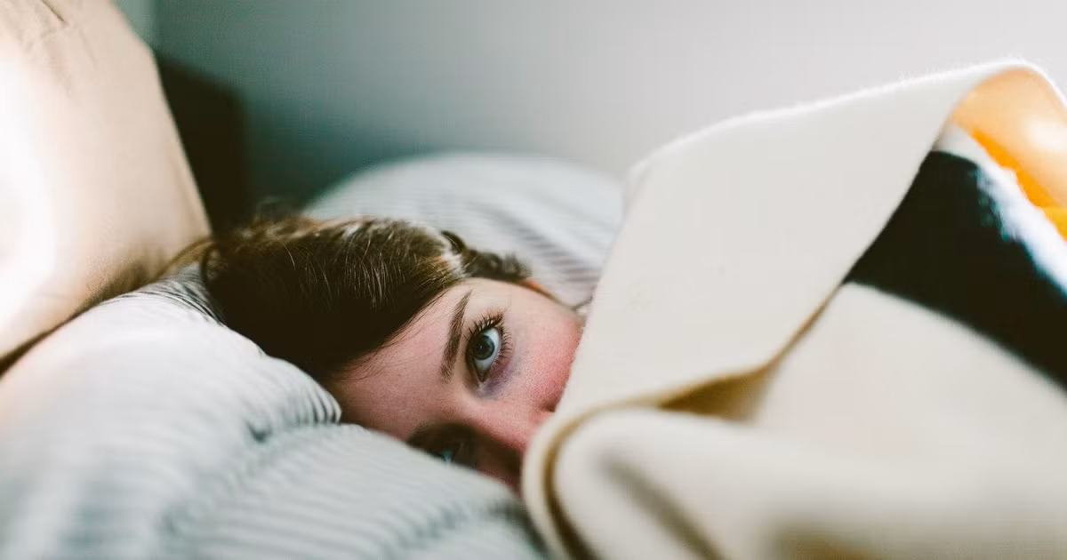 Bên cạnh đó, trùm chăn kín khi ngủ khiến lượng oxy bị thiếu, không cung cấp đủ cho não bộ, dẫn đến đau đầu, mệt mỏi. (Nguồn Imgix)