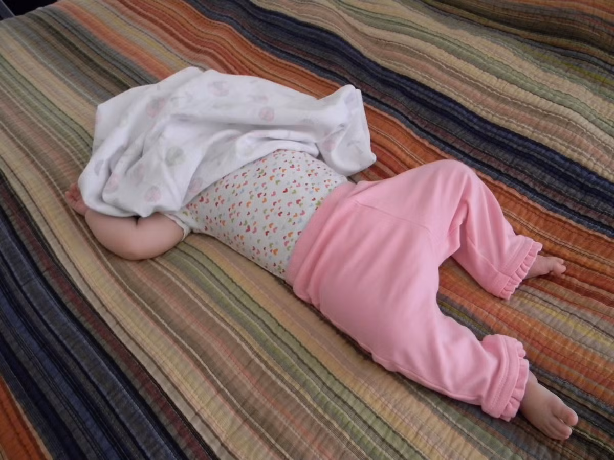 Đặc biệt với trẻ nhỏ, trùm chăn kín mít khi ngủ có thể gây ngạt thở cho trẻ, nếu không phát hiện kịp thời có thể gây tử vong. (Nguồn Blogspot)