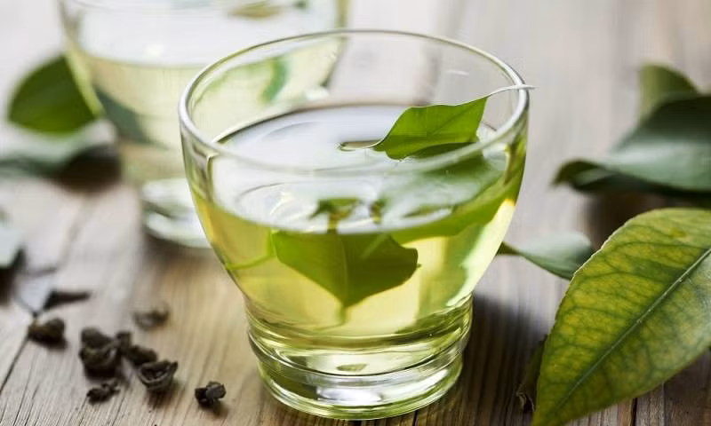 Lá trà xanh có đặc tính như kháng sinh, vì vậy sử dụng lá trà xanh hàng ngày sẽ ngăn ngừa vi khuẩn phát triển trong khoang miệng, từ đó giúp ngăn ngừa chảy máu chân răng. (Nguồn Polishexpress)