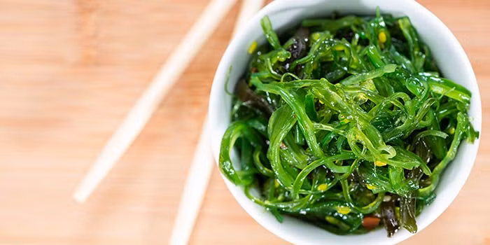 Lý do là vì trong rong biển có chứa fucoidan - một hợp chất đã được nghiên cứu và chứng minh lâm sàng có tác dụng ngăn ngừa khối u di căn cực kỳ hiệu quả. (Nguồn Bbcgoodfood)