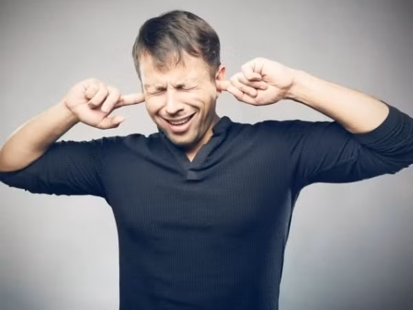 Mẹo trị ù tai dân gian bằng cách kéo tai này mặc dù hơi mất thời gian một chút nhưng lại rất hiệu quả. (Nguồn Indiatimes)