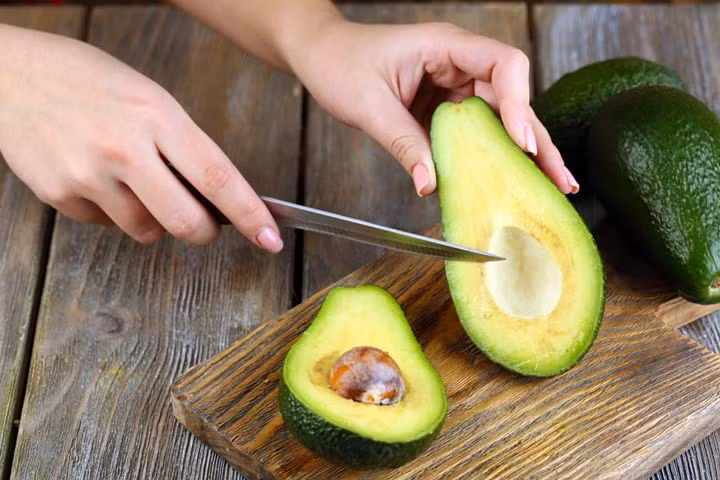 Với người bị thoái hóa khớp, trái bơ được xem là lựa chọn hàng đầu để bổ sung vào thực đơn ăn uống hàng ngày. Lý do vì các dưỡng chất trong quả bơ có thể kích thích tế bào sụn sinh trưởng collagen, giúp xương khớp chắc khỏe. (Nguồn Momjunction)