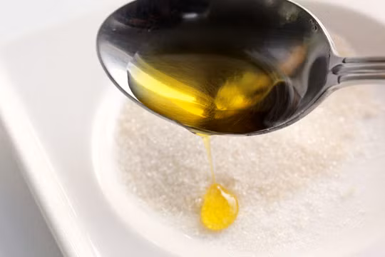 Dầu oliu cùng đường. Với tác dụng chống lão hóa Với liệu pháp chống lão hóa với dầu ô liu này, bạn chỉ cần trộn đều đường và dầu ô liu với nhau, rồi thoa trực tiếp chúng lên da. Sau đó kết hợp với massage nhẹ nhàng trong 20 phút để những dưỡng chất có trong 2 nguyên liệu này thấm đều vào da rồi rửa sạch lại bằng nước lạnh. Ảnh: Makeup and Beauty Blog.