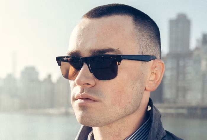 Để hạn chế tình trạng này, bạn cần đeo kính bảo hộ nếu môi trường lao động nhiều bụi. Mang kính bảo vệ mắt khi đi ra ngoài và thường xuyên rửa mắt bằng dung dịch nước muối sinh lý. Ảnh: Vint &amp; York.