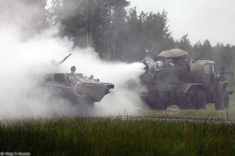 Người ta sử dụng một động cơ phản lực của máy bay cải tiến lại làm nhiệm vụ thổi chất tiêu tẩy độc NBC vào các khí tài bị bám sau khi hoạt động trong môi trường đã bị ô nhiễm. Nguồn ảnh: Vitaly-Kuzmin