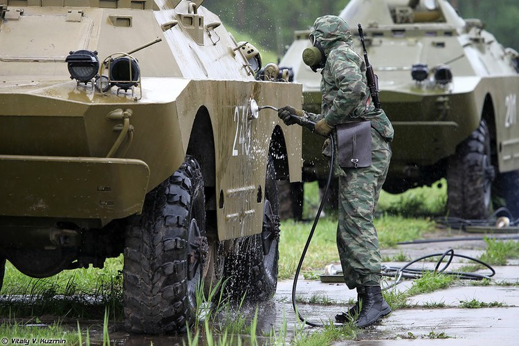 Thực hiện tiêu tẩy chất độc có thể bám trên thành xe thiết giáp trinh sát BRDM. Nguồn ảnh: Vitaly-Kuzmin