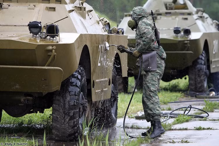 Thực hiện tiêu tẩy chất độc có thể bám trên thành xe thiết giáp trinh sát BRDM. Nguồn ảnh: Vitaly-Kuzmin