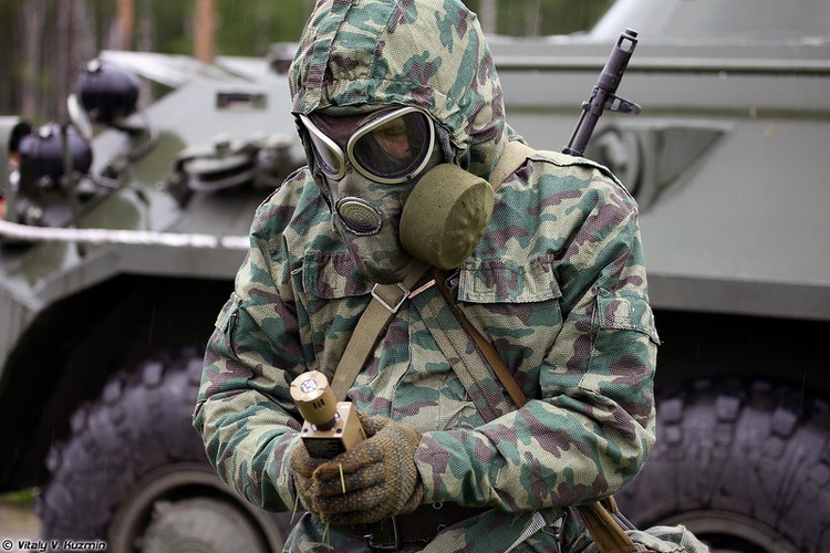 Một chiến sĩ đang cầm trên tay thiết bị phát hiện hơi độc GSA-4. Anh này được trang bị mặt nà phòng hóa ùng bộ quân phục kèm găng tay đặc biệt chuyên dụng hoạt động trong môi trường nhiễm phóng xạ, chất độc hóa học và sinh học. Nguồn ảnh: Vitaly-Kuzmin
