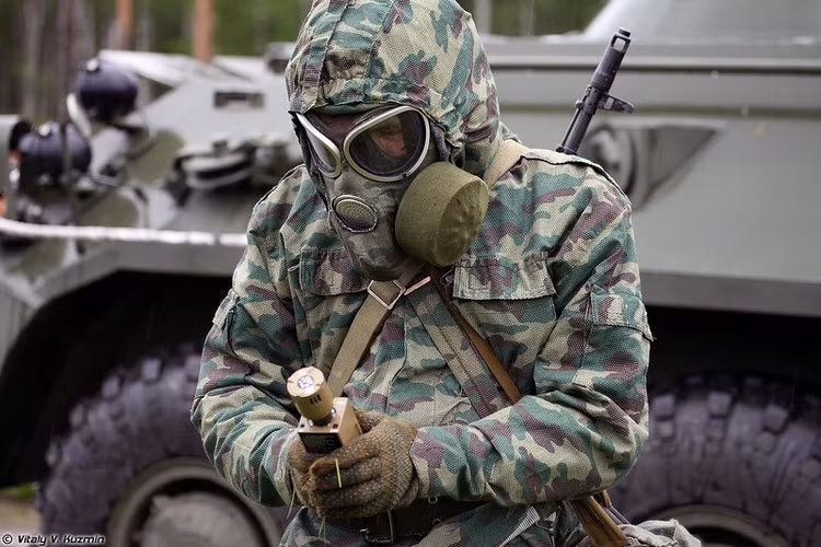 Một chiến sĩ đang cầm trên tay thiết bị phát hiện hơi độc GSA-4. Anh này được trang bị mặt nà phòng hóa ùng bộ quân phục kèm găng tay đặc biệt chuyên dụng hoạt động trong môi trường nhiễm phóng xạ, chất độc hóa học và sinh học. Nguồn ảnh: Vitaly-Kuzmin
