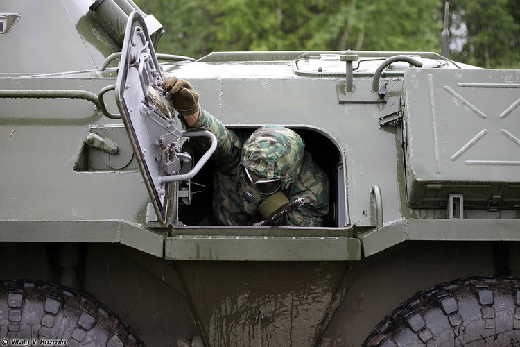 Trong ảnh, một chiến sĩ bộ đội hóa học Nga đang chuẩn bị rời khỏi xe trinh sát NBC RKhM-4. Đây là một trong những trang bị cơ giới tiêu chuẩn của Binh chủng Hóa học Lục quân Nga. Nguồn ảnh: Vitaly-Kuzmin