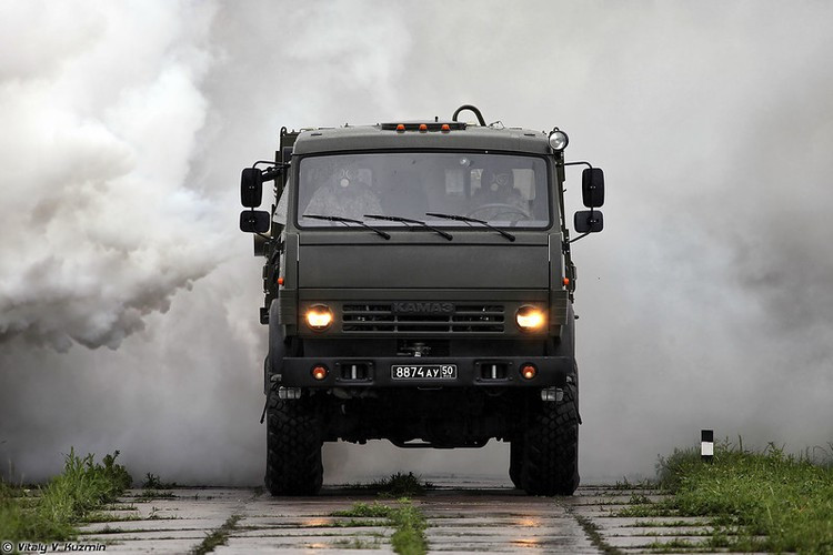 Cũng như Binh chủng Hóa học Việt Nam, bộ đội hóa học Nga ngoài nhiệm vụ phòng chống vũ khí hủy diệt lớn, thì còn được giao nhiệm vụ ngụy trang bảo vệ các mục tiêu quan trọng của Quân đội, nghi binh đánh lừa địch bằng màn khói. Trong ảnh, xe tạo khói TDA-3. Nguồn ảnh: Vitaly-Kuzmin