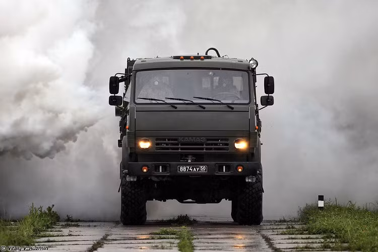Cũng như Binh chủng Hóa học Việt Nam, bộ đội hóa học Nga ngoài nhiệm vụ phòng chống vũ khí hủy diệt lớn, thì còn được giao nhiệm vụ ngụy trang bảo vệ các mục tiêu quan trọng của Quân đội, nghi binh đánh lừa địch bằng màn khói. Trong ảnh, xe tạo khói TDA-3. Nguồn ảnh: Vitaly-Kuzmin