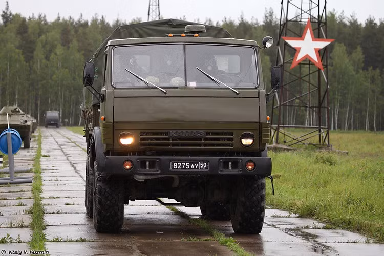 Xe mang dụng cụ tiêu tẩy phòng độc DVK-1K. Nguồn ảnh: Vitaly-Kuzmin