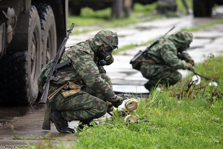ARS-14KM có thể tạo ra các màn phun sương ngụy trang,cũng như khả năng làm nóng nước, xe còn trang bị hệ thống vòi hoa sen dung cho việc tắm rửa cá nhân. Trong ảnh, bộ đội đang lắp các vòi phun thực hiện tiêu tẩy chất độc. Nguồn ảnh: Vitaly-Kuzmin