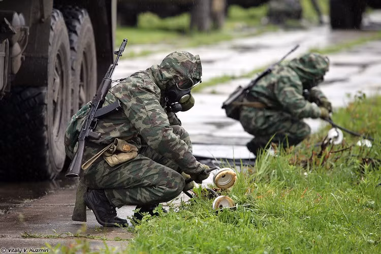 ARS-14KM có thể tạo ra các màn phun sương ngụy trang,cũng như khả năng làm nóng nước, xe còn trang bị hệ thống vòi hoa sen dung cho việc tắm rửa cá nhân. Trong ảnh, bộ đội đang lắp các vòi phun thực hiện tiêu tẩy chất độc. Nguồn ảnh: Vitaly-Kuzmin