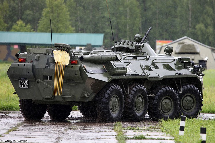 RKhM-4 là phương tiện trinh sát NBC được phát triển trên cơ sở khung gầm xe thiết giáp BTR-80. Nó vẫn giữ hệ thống hỏa lực đại liên 14,5mm, nhưng được bổ sung thêm nhiều thiết bị phát hiện các chất độc NBC bao gồm: hệ thống phát hiện chất độc NBC IMD-21BA và DP-5V; hệ thống báo động chất hóa học tự động GSA-12; bộ thiết bị phát hiện chất độc hóa học KPKhR-3; thiết bị lấy mẫu KPO-1; máy dò tự động ASP và bộ đánh dấu vùng bị ô nhiễm KZO-2 (cọc mầu vàng gắn ở đuôi xe). Nguồn ảnh: Vitaly-Kuzmin