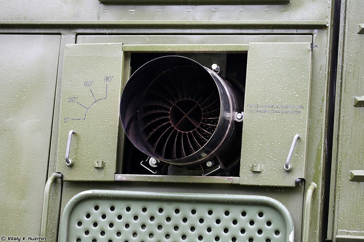 Những màn khói dày có thể che đẩy mục tiêu cần bảo vệ trước máy bay trinh sát đối phương. Thậm chí trong kháng chiến chống Mỹ, Việt Nam sử dụng màn khói bảo vệ các nhà máy quan trọng, cầu đường trước bom thông minh dẫn đường bằng laser của Mỹ. Trong ảnh, cận cảnh bộ phận quạt thổi khói trên xe TDA-3. Nguồn ảnh: Vitaly-Kuzmin