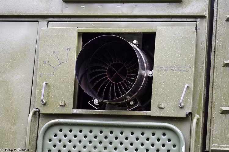 Những màn khói dày có thể che đẩy mục tiêu cần bảo vệ trước máy bay trinh sát đối phương. Thậm chí trong kháng chiến chống Mỹ, Việt Nam sử dụng màn khói bảo vệ các nhà máy quan trọng, cầu đường trước bom thông minh dẫn đường bằng laser của Mỹ. Trong ảnh, cận cảnh bộ phận quạt thổi khói trên xe TDA-3. Nguồn ảnh: Vitaly-Kuzmin