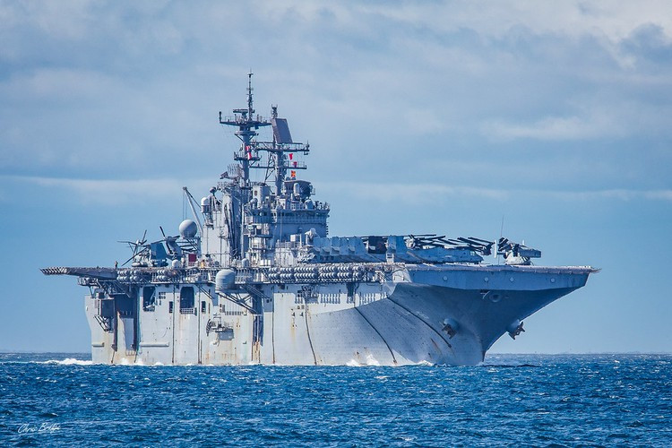 Khi thực hiện nhiệm vụ tấn công, cơ cấu trên thay đổi gồm 42 chiếc CH-46 Sea Knight hoặc 22+ MV-22 Osprey. Ở nhiệm vụ kiểm soát biển thì đội bay gồm 20 AV-8B Harrier II và 6 SH-60F/HH-60H.