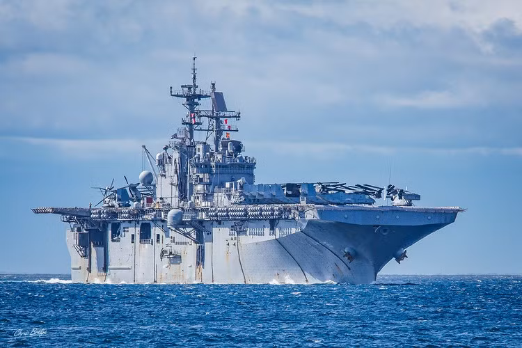 Khi thực hiện nhiệm vụ tấn công, cơ cấu trên thay đổi gồm 42 chiếc CH-46 Sea Knight hoặc 22+ MV-22 Osprey. Ở nhiệm vụ kiểm soát biển thì đội bay gồm 20 AV-8B Harrier II và 6 SH-60F/HH-60H.