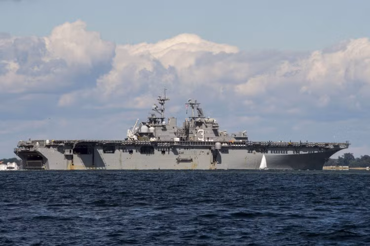 Theo thông báo, hải quân Mỹ đã yêu cầu dừng ngay lập tức quá trình đại tu chiếc USS Kearsarge lớp Wasp tại xưởng đóng tàu General Dynamics ở Norfolk, sau khi một vụ hỏa hoạn xảy ra.