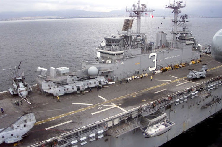 Tàu đổ bộ USS Kearsarge (LHD-3) được khởi đóng ngày 6/2/1990, hạ thủy ngày 26/3/1992 và chính thức làm nhiệm vụ từ ngày 16/10/1993, như vậy nó đã được gần 27 tuổi.