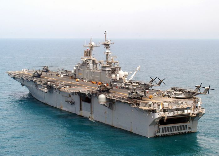 Thông tin sơ bộ cho rằng vụ cháy trên tàu USS Kearsarge xảy ra trong quá trình hàn, cụ thể là tia lửa bắn vào các vật liệu dễ cháy, gây bắt lửa rồi làm phát sinh hỏa hoạn.