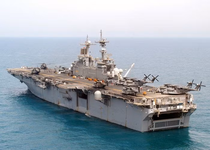 Thông tin sơ bộ cho rằng vụ cháy trên tàu USS Kearsarge xảy ra trong quá trình hàn, cụ thể là tia lửa bắn vào các vật liệu dễ cháy, gây bắt lửa rồi làm phát sinh hỏa hoạn.