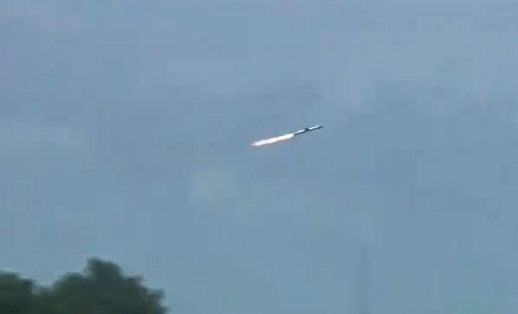 Tên lửa có thể đánh bại xe tăng chiến đấu với áo giáp thông thường cũng như áo giáp phản ứng nổ. Đặc biệt, Helina cũng được thiết kế để xuyên thủng hệ thống APS trên xe tăng với cách phóng đồng thời 2 quả vào một mục tiêu.