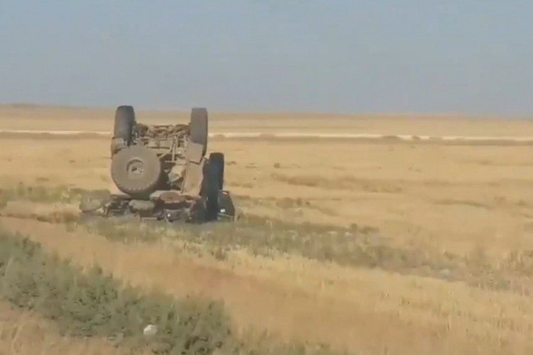 Chiếc xe bọc thép M-ATV bị lật ngửa sau vụ va chạm đã khiến hai lính Mỹ thương vong.