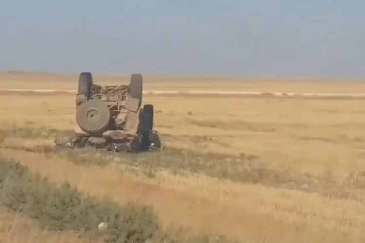 Chiếc xe bọc thép M-ATV bị lật ngửa sau vụ va chạm đã khiến hai lính Mỹ thương vong.