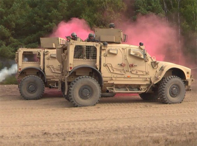 Xe được trang bị động cơ Caterpillar C7 370 mã lực giúp xe có thể cơ động với vận tốc tối đa 105km/h, tầm hoạt động 550km.