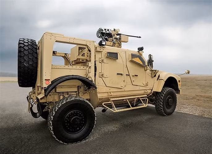 Cấu hình vũ khí của M-ATV có thể thay đổi tùy vào nhiệm vụ, gồm trung liên 7,62 M240, súng phóng lựu 40 mm Mk.19, đại liên 12,7 mm M2, pháo hạng nhẹ 30 mm M230LF.