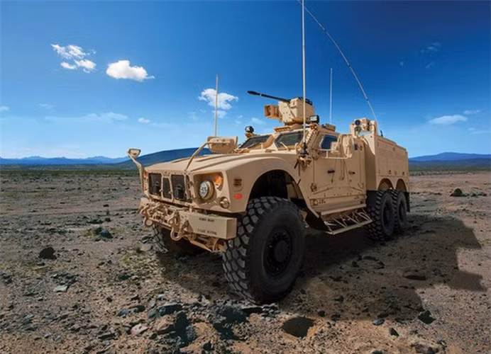 Dòng xe thiết giáp M-ATV đang được Mỹ sử dụng tại Syria do tập đoàn Oshkosh Defence phát triển trên cơ sở nền tảng Phương tiện Chiến thuật thay thế hạng trung (MTVR).