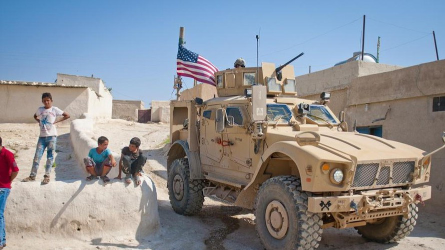 Hàng ghế ở giữa xe có thể được chuyển đổi thành giá đỡ cho xạ thủ súng máy.