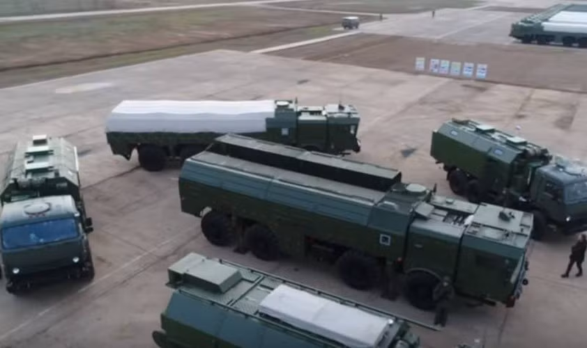 Tuy nhiên chưa cần quốc hội cho phép, thực tế lực lượng vũ trang Ai Cập đã dồn lượng lớn binh sĩ cùng vũ khí tới sát biên giới Libya, thậm chí còn có thông tin trực thăng vũ trang của họ đã trực tiếp yểm trợ hỏa lực cho LNA.