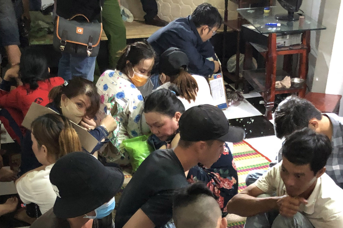 Bat qua tang nhieu quy ba thuc ca dem voi nhieu dan ong tren chieu bac