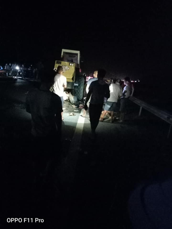 Hòa Bình: Tông vào xe lu, 2 người chết tại chỗ Hoa Binh: Tong vao xe lu, 2 nguoi chet tai cho