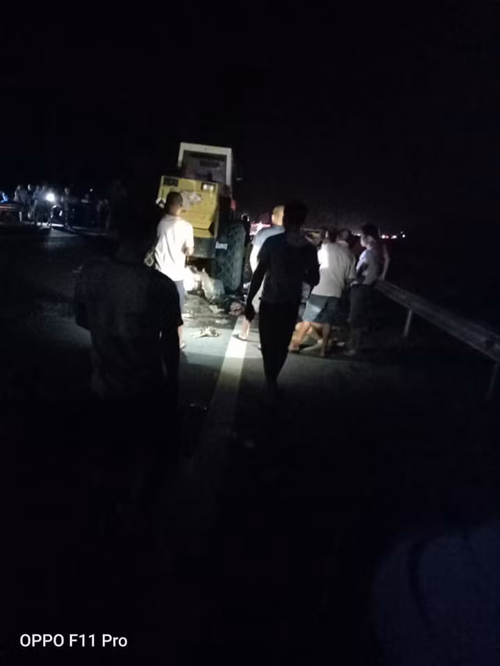 Hoa Binh: Tong vao xe lu, 2 nguoi chet tai cho