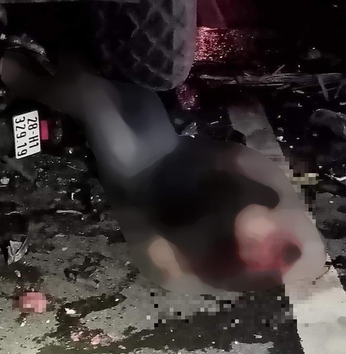 Hoa Binh: Tong vao xe lu, 2 nguoi chet tai cho-Hinh-2