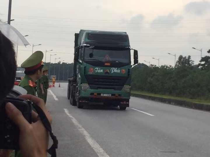 Khi còn cách xe Innova khoảng 10m, Hoàng đạp phanh và đánh lái về phía bên phải đường. Nhưng do khoảng cách gần nên đầu xe của Hoàng đâm vào đuôi xe ô tô của Sơn dẫn đến vụ tai nạn khiến 4 người trên chiếc Innova thiệt mạng, 6 nạn nhân khác bị thương.