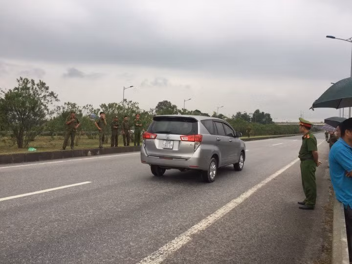 Bị can Lê Ngọc Hoàng không giảm tốc độ khi gặp biển báo hiệu nguy hiểm (biển báo "đi chậm") và xe ô tô phía trước cùng làn đường có đèn cảnh báo. Tài xế Hoàng vi phạm Điều 12 Luật Giao thông đường bộ; Điều 5 Thông tư 91 của của Bộ GTVT và vi phạm Điều 202 Bộ luật hình sự 1999.